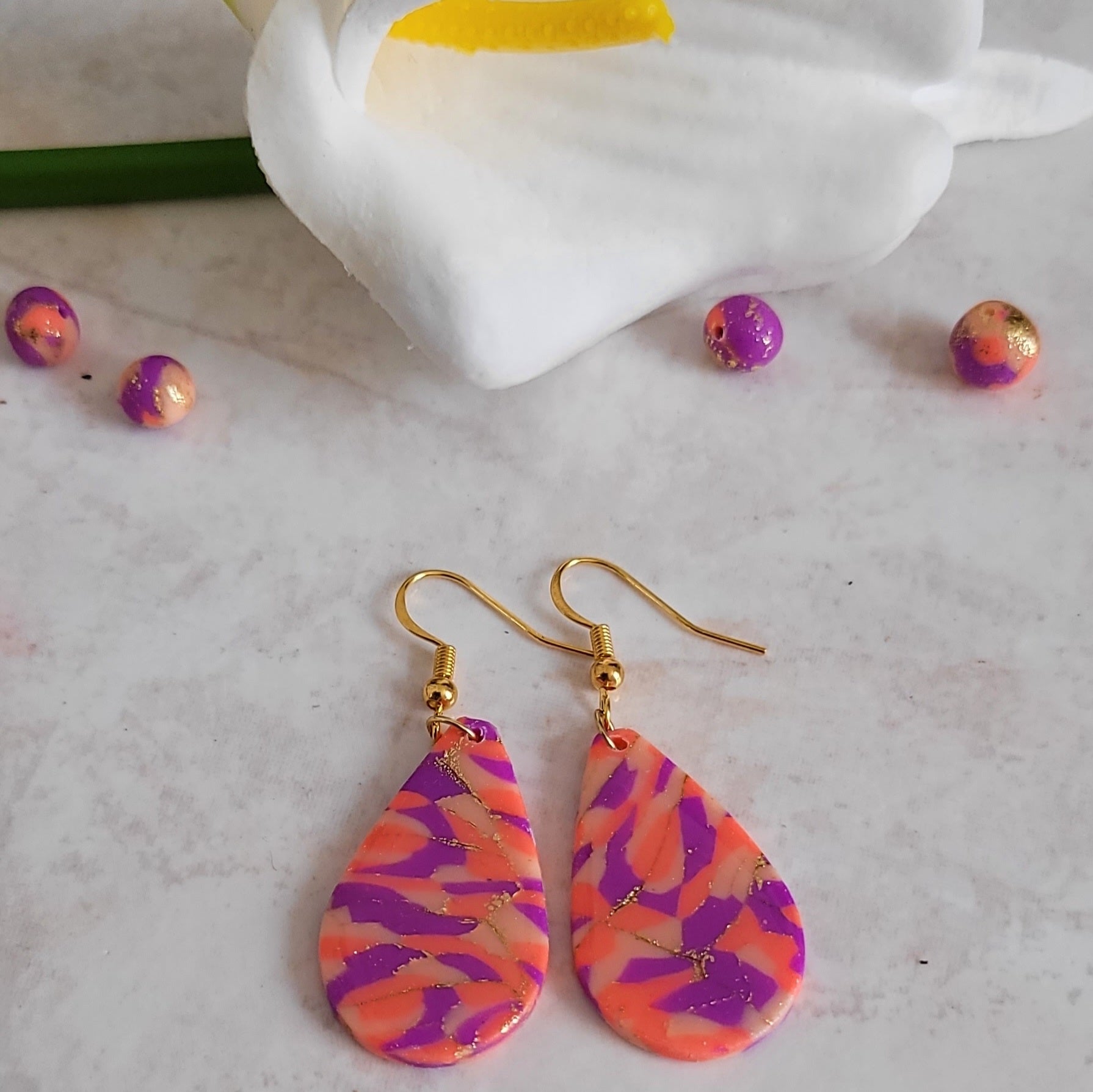 "Boucles d'oreilles gouttes faites main pâte polymère – Alysel Créations"
Pays d'origine si tu vends en Europe (utile pour les douanes)