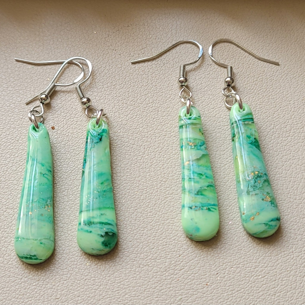 boucles d'oreilles modèles 2meraude d'eau gros plan
