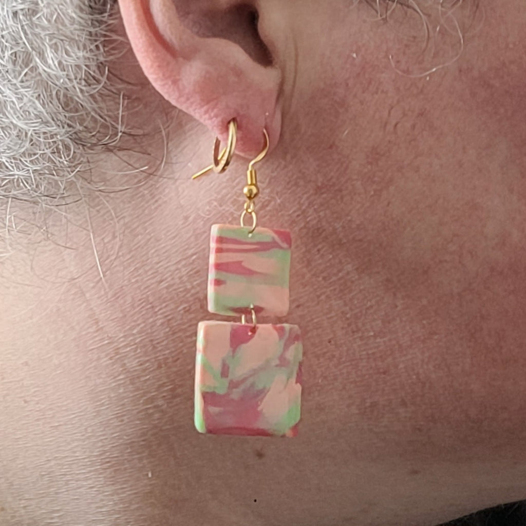 Boucles d'oreilles carrées marbrées rose et vert menthe faites main – Alysel Créations