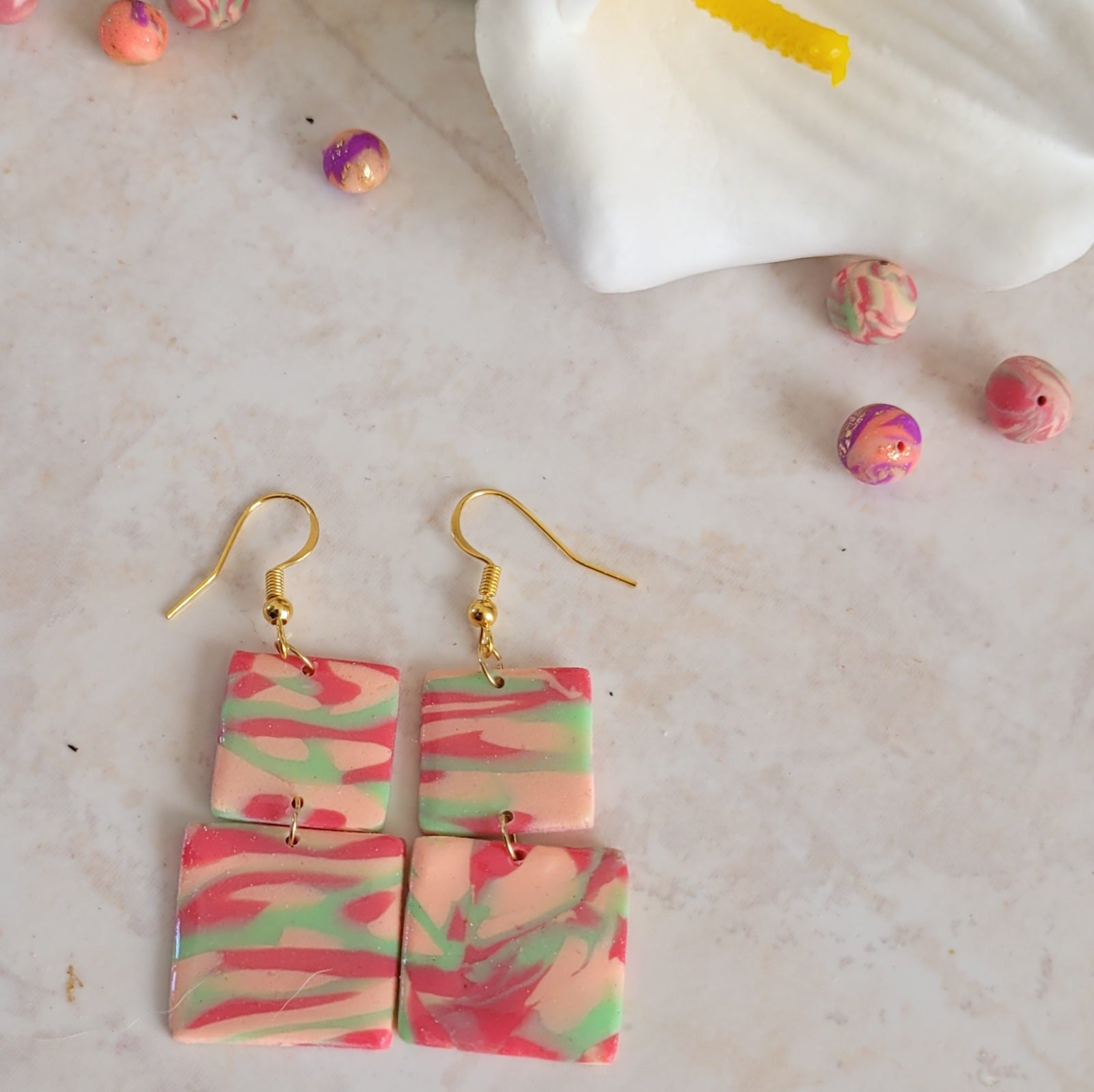 Boucles d'oreilles carrées marbrées rose et vert menthe faites main – Alysel Créations