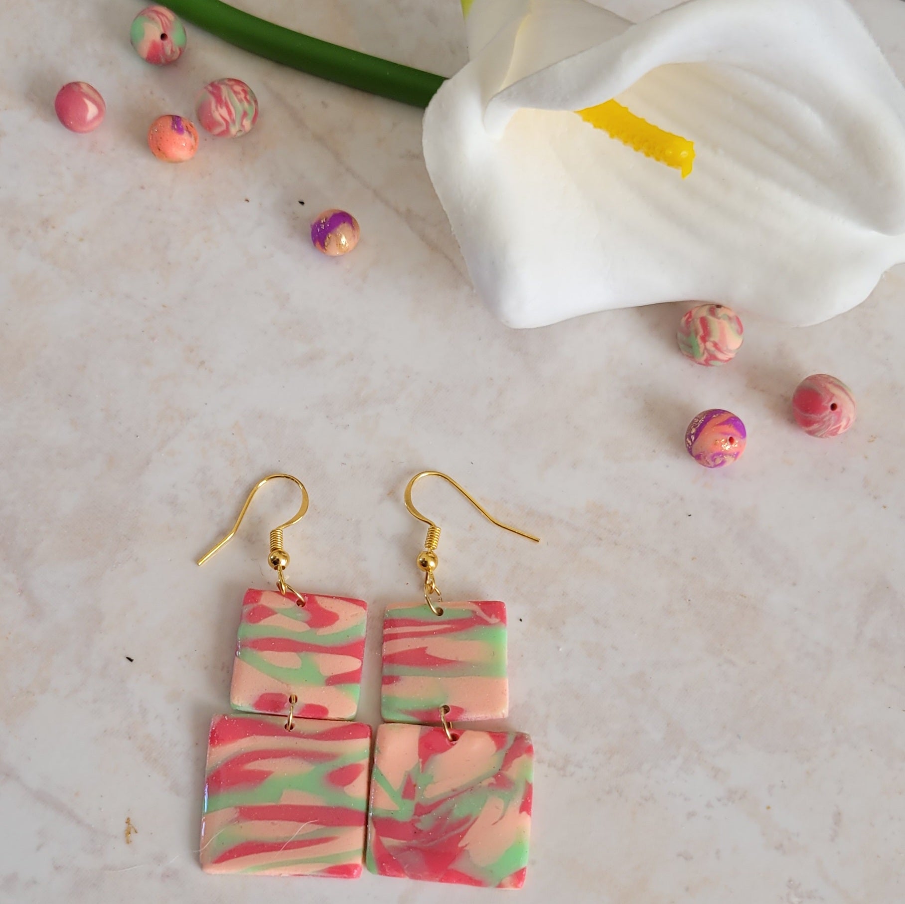 Boucles d'oreilles carrées marbrées rose et vert menthe faites main – Alysel Créations