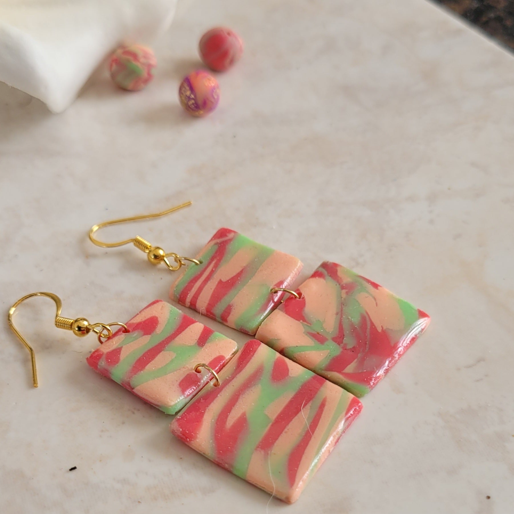Boucles d'oreilles carrées marbrées rose et vert menthe faites main – Alysel Créations