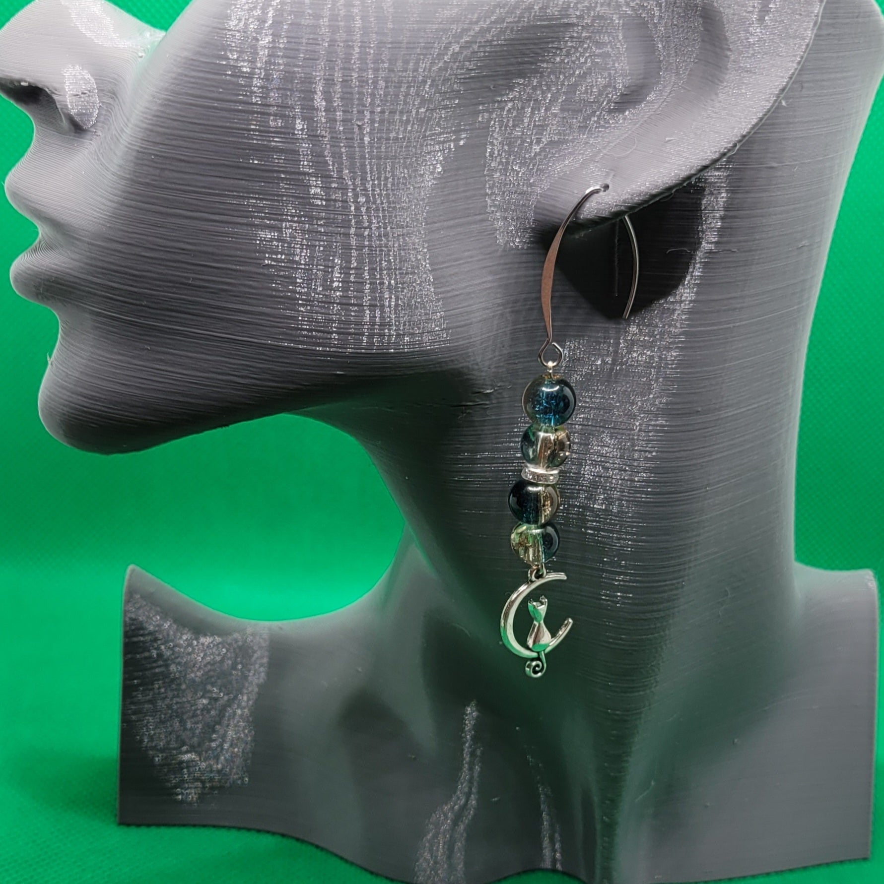 détail perles craquelées ,tige et crochet en V en acier inoxydable - Alysel Créations