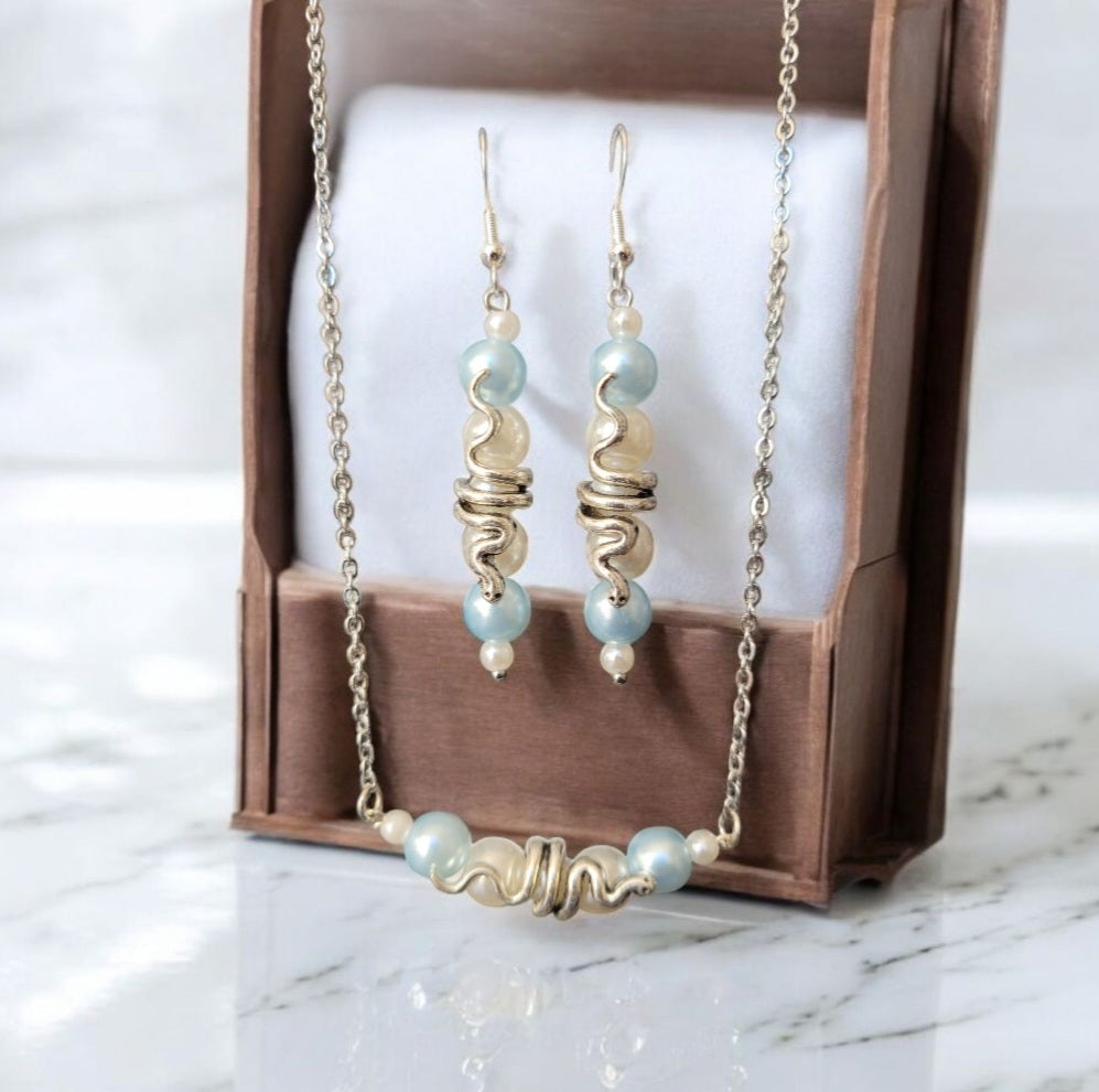 Parure Serpentine Bleu Gris CS6 – collier 55cm et boucles 7cm perles serpentine bleu gris argent recyclé – bijou artisanal fait main France – Alysel Créations