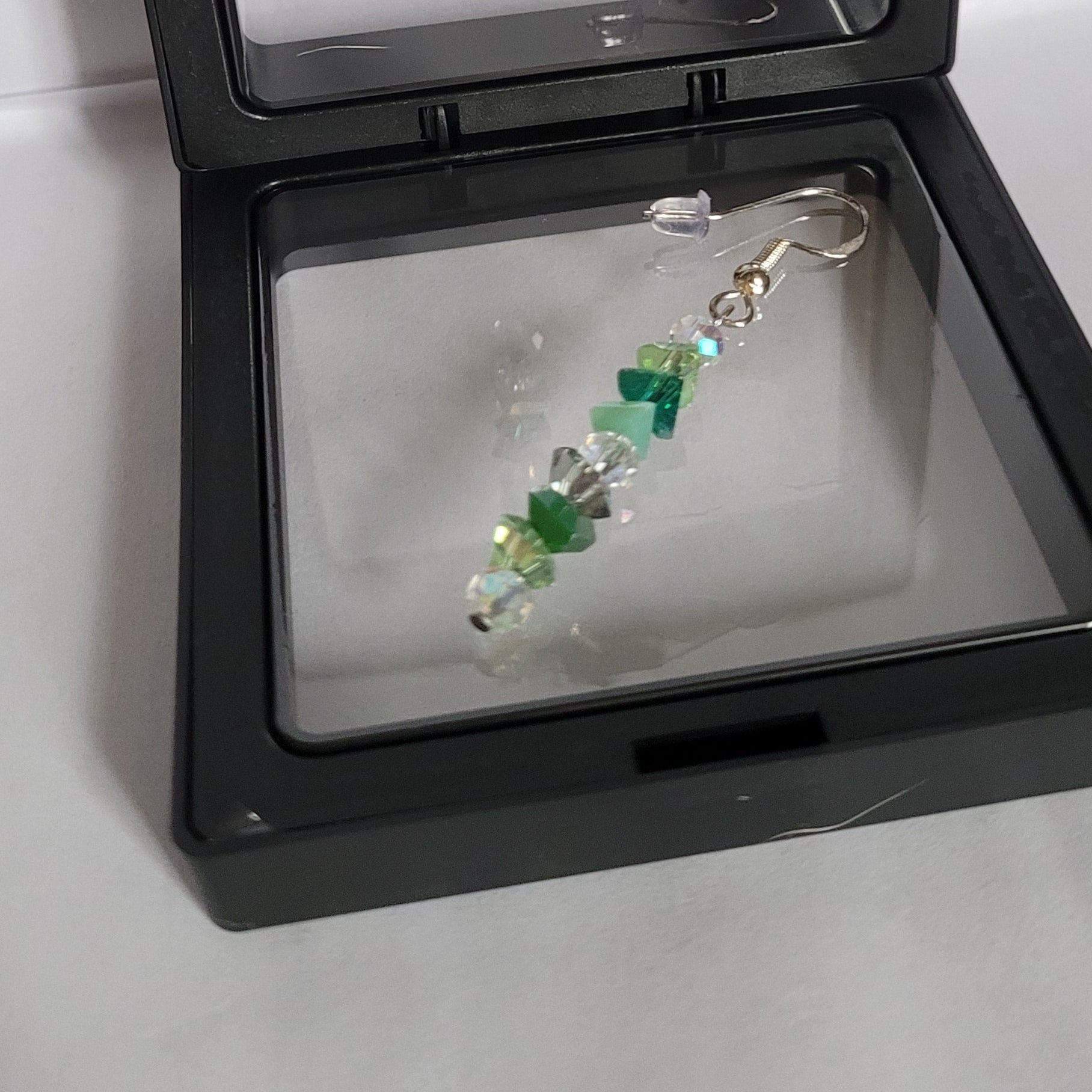 Boucles d'oreilles Triangle En Verre - Perles Vertes Irisées 6cm (Réf:TEV1)