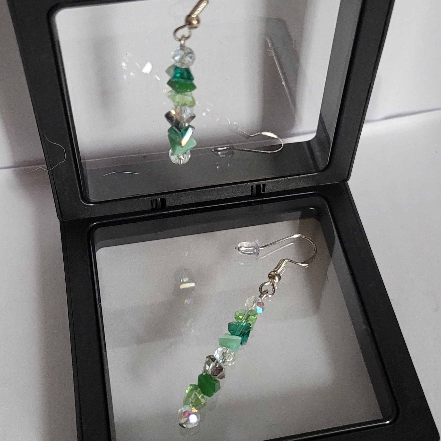 Boucles d'oreilles Triangle En Verre - Perles Vertes Irisées 6cm (Réf:TEV1)
