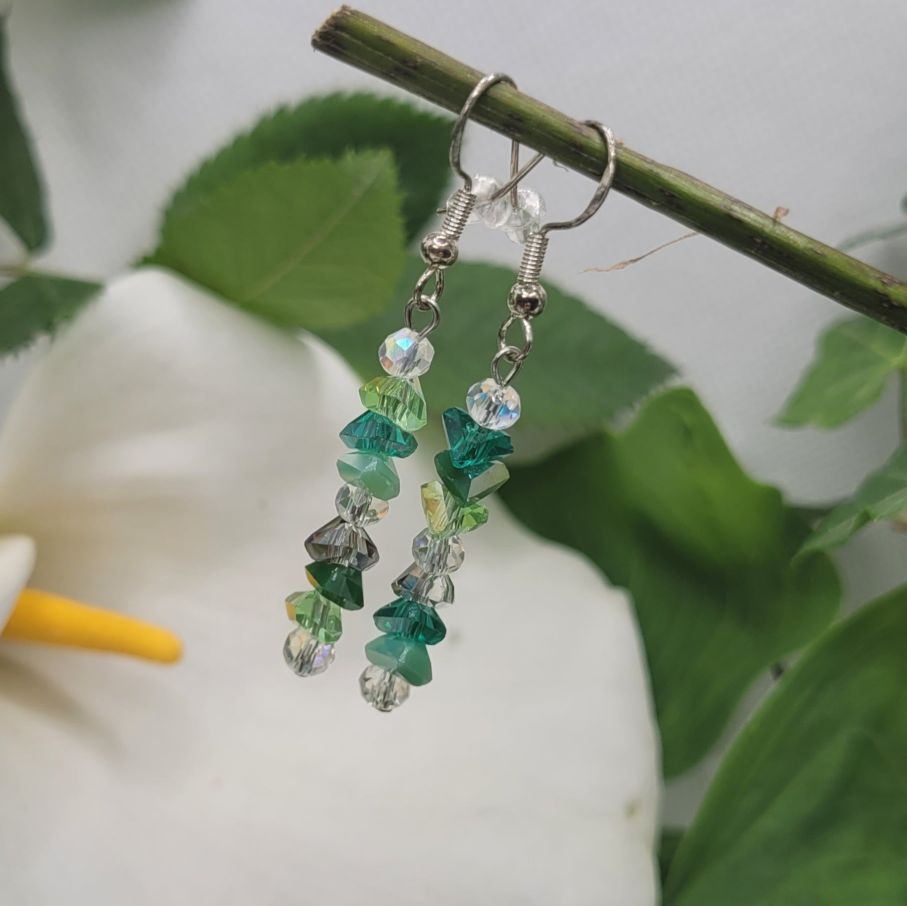Boucles d'oreilles Triangle En Verre - Perles Vertes Irisées 6cm (Réf:TEV1)