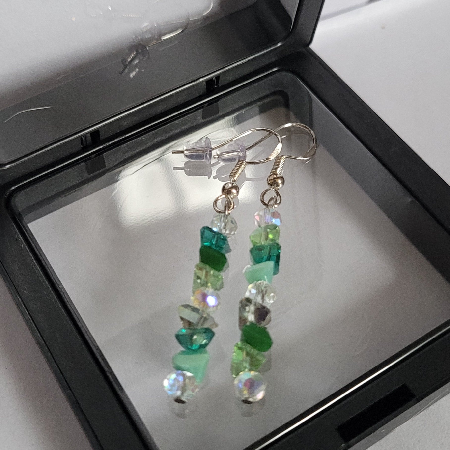 Boucles d'oreilles Triangle En Verre - Perles Vertes Irisées 6cm (Réf:TEV1)