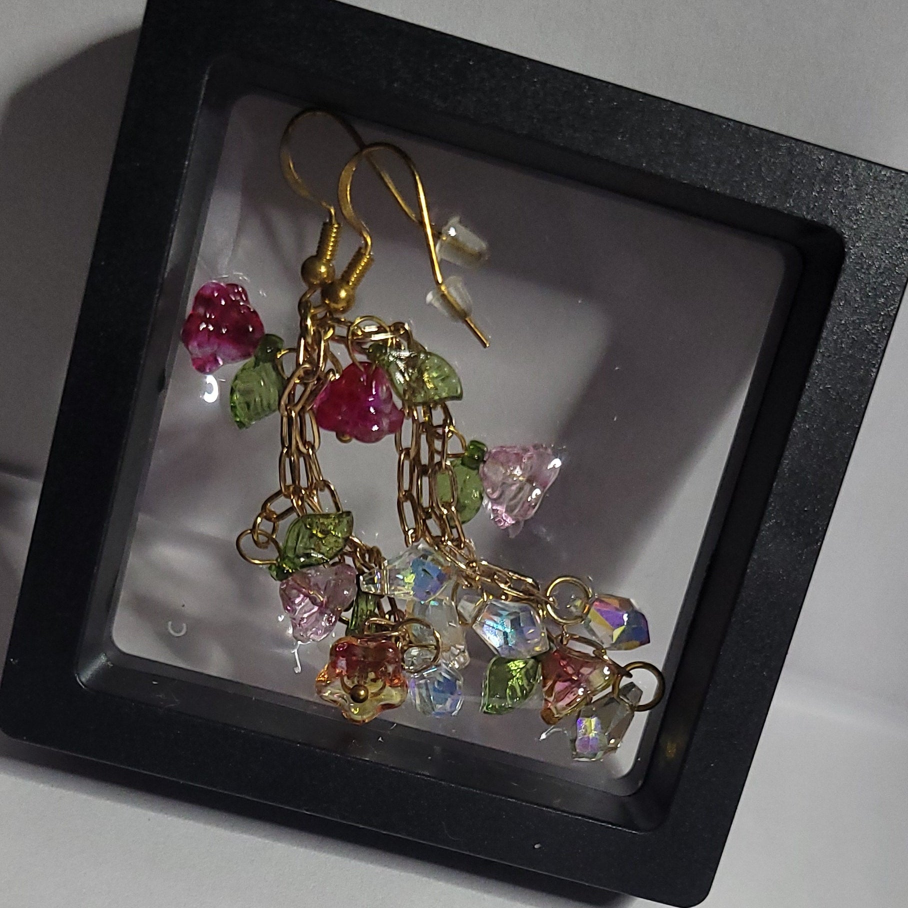 Boucles d'Oreilles Fleur de Verre et Cristaux - Chaîne Dorée 8cm