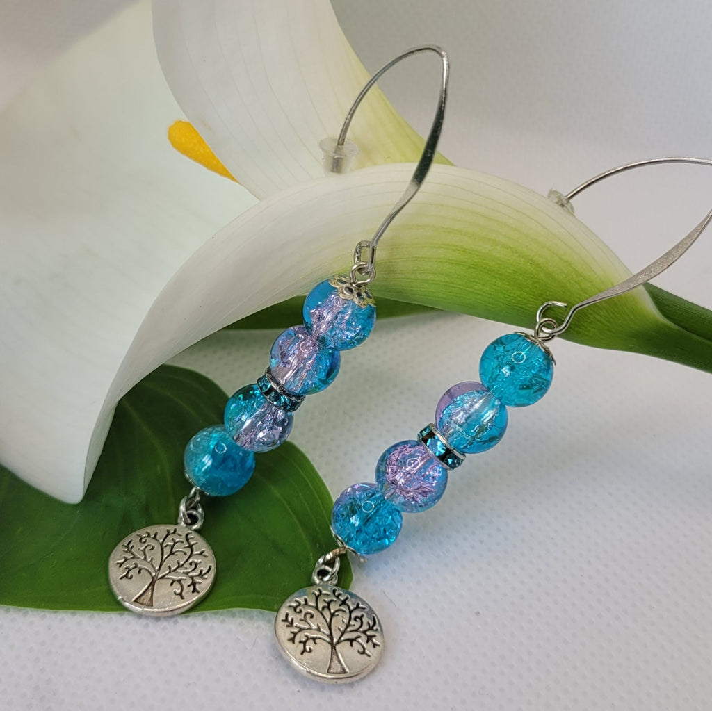 Boucles d oreilles pvc bleu en perles de verre craquelées et arbre de vie 