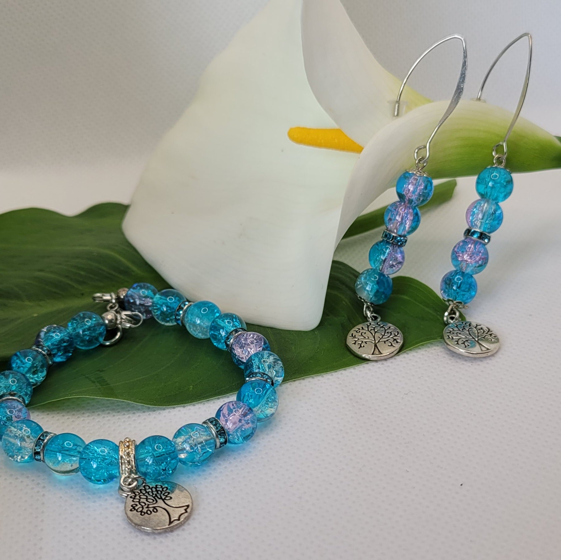 Bracelet et boucles d oreilles pvc bleu en perles de verre craquelées et arbre de vie 