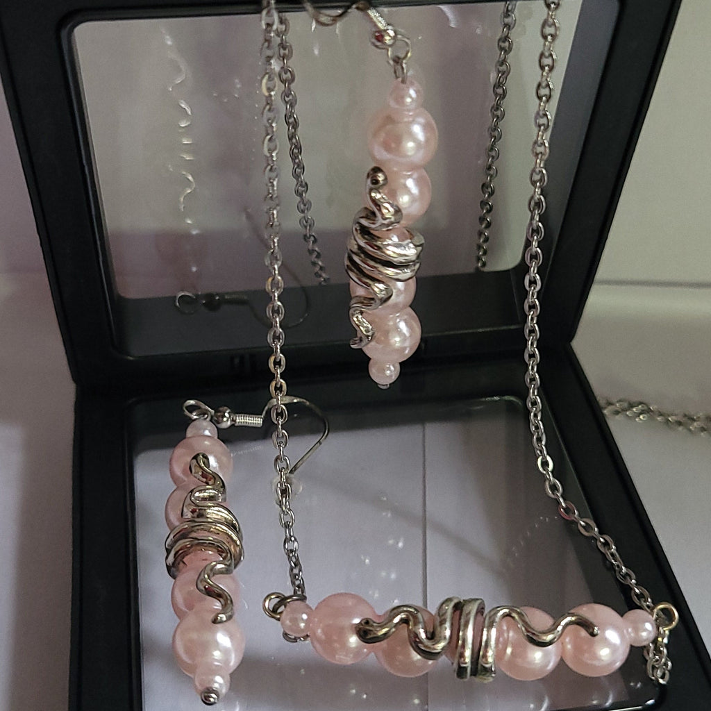 Parure Serpentine Rose Pâle CS2 – collier 55cm et boucles 7cm perles serpentine rose pâle argent recyclé – bijou artisanal fait main France – Alysel Créations