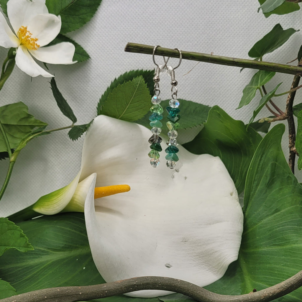 Boucles d'oreilles Triangle En Verre 6cm – perles verre vertes irisées crochet argent recyclé – bijou artisanal fait main France – Alysel Créations