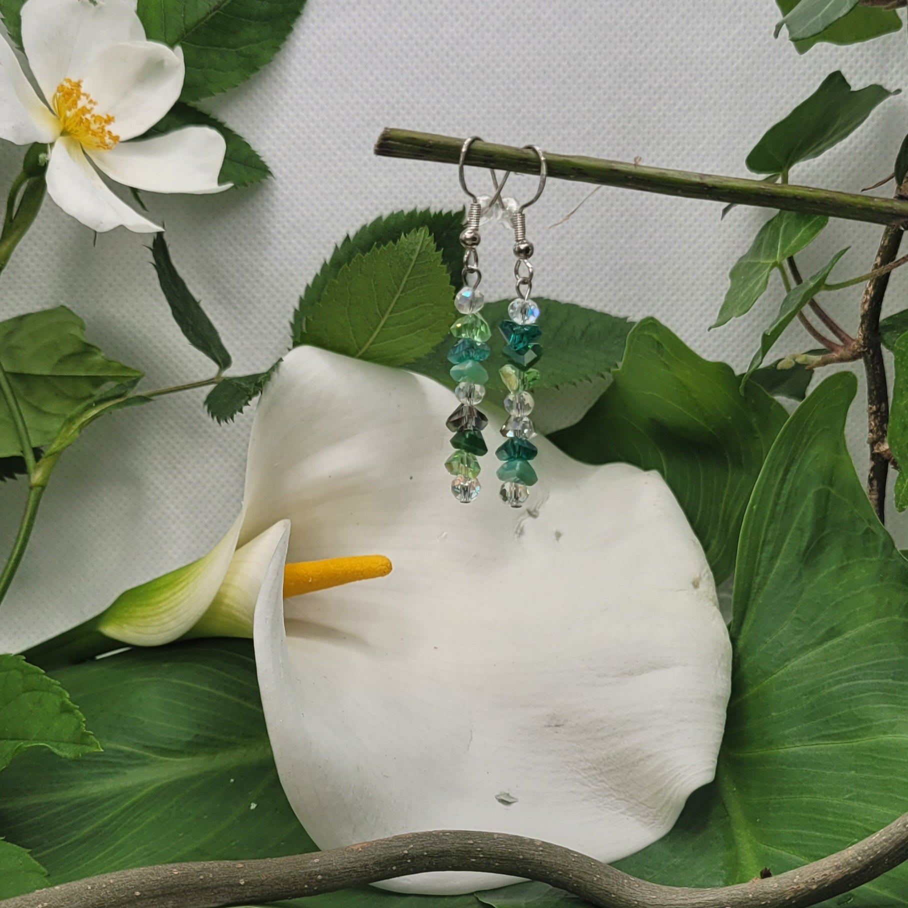 Boucles d'oreilles Triangle En Verre 6cm – perles verre vertes irisées crochet argent recyclé – bijou artisanal fait main France – Alysel Créations